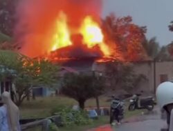 Desa Tabuyung Bergelora: Rumah Bandar Narkoba Dibakar Warga, Lima Tersangka Diamankan Polisi di Madina