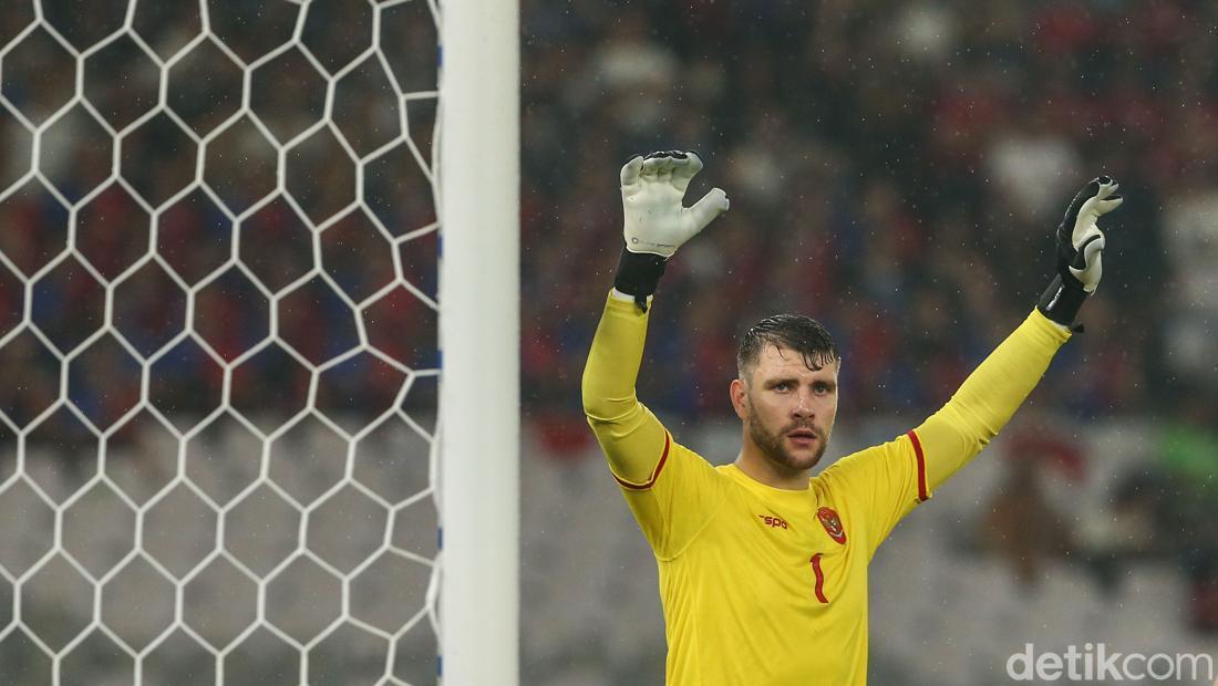Ajax Dikabarkan Rekrut Maarten Paes Suporter Beri Respons Kaget