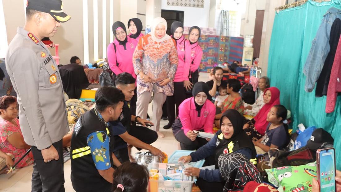 Banjir Rendam Periuk Tangerang Hingga 2 Meter Polisi Salurkan Bantuan