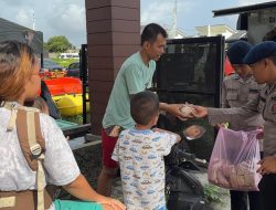 Brimob Polda Metro Salurkan 300 Porsi Makanan Korban Banjir Bekasi
