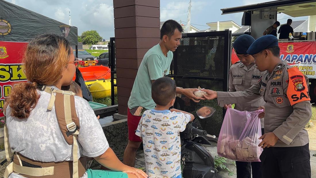 Brimob Polda Metro Salurkan 300 Porsi Makanan Korban Banjir Bekasi