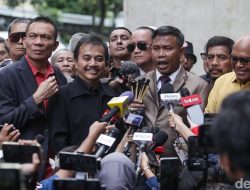 Damai Hari-Eggi Sudjana Laporkan Roy Suryo-Khozinudin Terkait SP3 ‘KUHAP Solo’