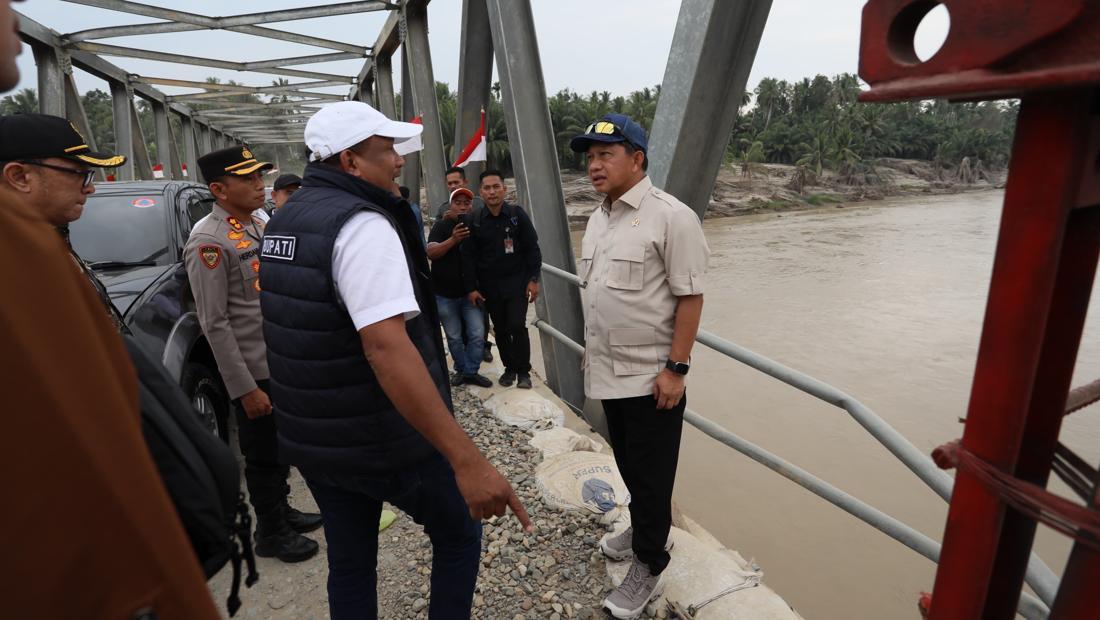 Mendagri Tito Tinjau Jembatan Pascabencana Bireuen Pastikan Kondisi Penanganan