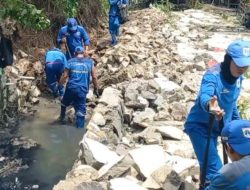 Tembok Pembatas 30 Meter Ambruk di Cakung Jaktim, Puing Dievakuasi