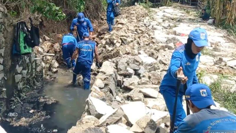 Tembok Pembatas 30 Meter Ambruk Di Cakung Jaktim Puing Dievakuasi