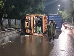 Truk Kontainer Terbalik di Cilincing, Tutup Jalan Arah Cakung