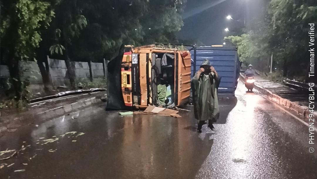 Truk Kontainer Terbalik Di Cilincing Tutup Jalan Arah Cakung