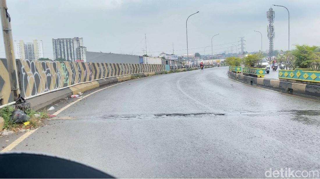 Lubang Di Flyover Ciputat Bikin Pemotor Sering Jatuh Warga Minta Perbaikan
