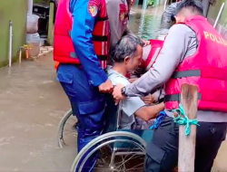 Polisi Evakuasi Warga Sakit Terdampak Banjir di Pela Mampang Jaksel
