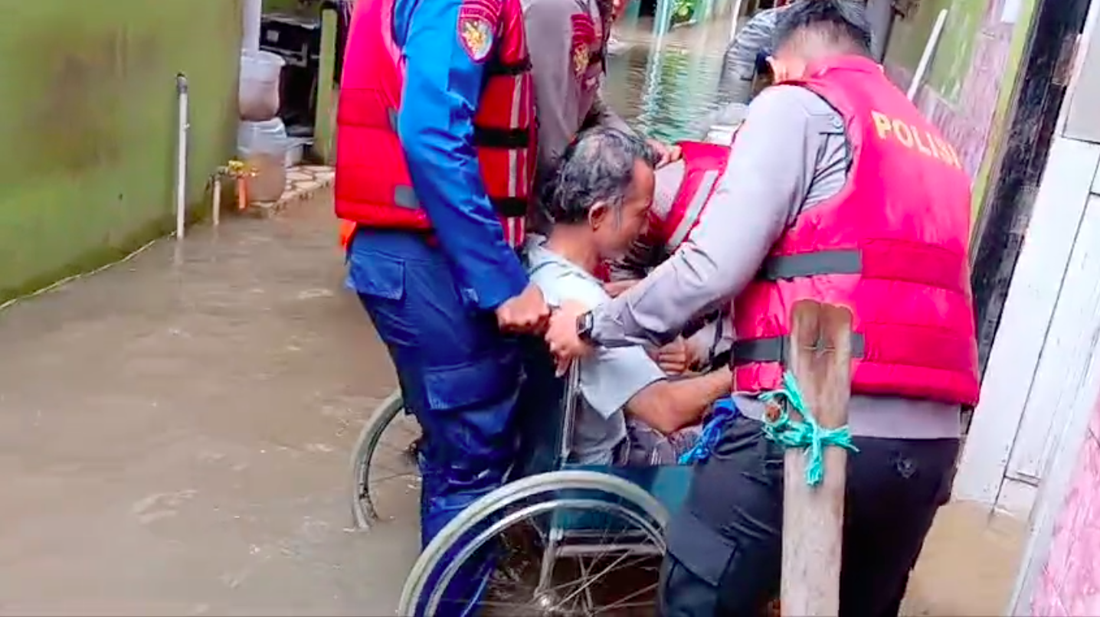 Polisi Evakuasi Warga Sakit Terdampak Banjir Di Pela Mampang Jaksel