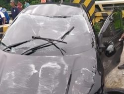 Sedan Terbalik Usai Hantam Pembatas Tol Jagorawi, 2 Luka Ringan