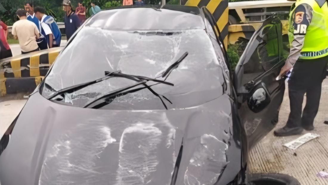 Sedan Terbalik Usai Hantam Pembatas Tol Jagorawi 2 Luka Ringan