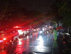 Banjir Rendam Jalur Pantura Pasuruan Malam Ini, Lalin Lumpuh Total