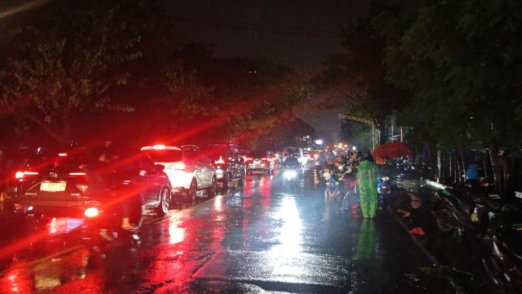 Banjir Rendam Jalur Pantura Pasuruan Malam Ini Lalin Lumpuh Total