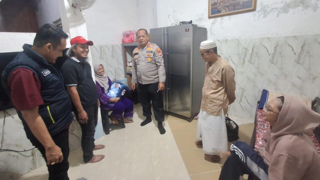 Bayi Ditemukan Hidup Di Gerobak Nasi Uduk Pasar Minggu Disertai Surat Kakak