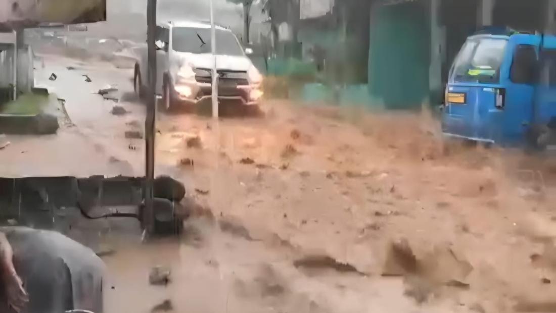 Drainase Proyek Tersumbat Tamansari Bogor Banjir Bandang Bawa Batu Berserakan