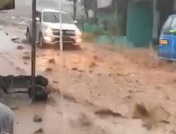 Drainase Proyek Tersumbat, Tamansari Bogor Dilanda Banjir dan Batu Berserakan