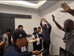 Dua WN Liberia Penipu Black Dollar Dicokok Polisi di Resto Jakbar