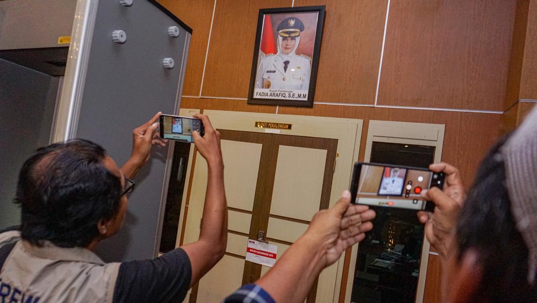 Kpk Segel Ruang Bupati Pekalongan Usai Ott Fadia Arafiq